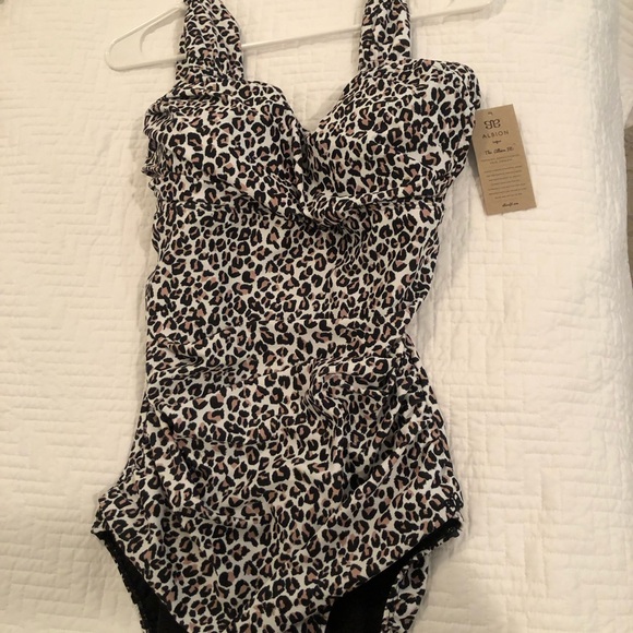 NWT Albion ruched tummy control. - Picture 2 of 3